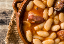 Klassischer Bohneneintopf nach Balkanart mit Kalbfleisch und Suho Meso